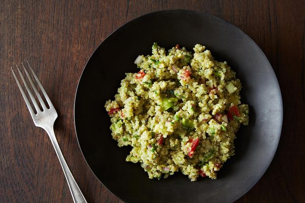 Guacamole Quinoa with Mango - all of the ingredients of guacamole, combined with quinoa and a little mango, for a tasty, healthy side dish! Serve warm or cold. | foxeslovelemons.com