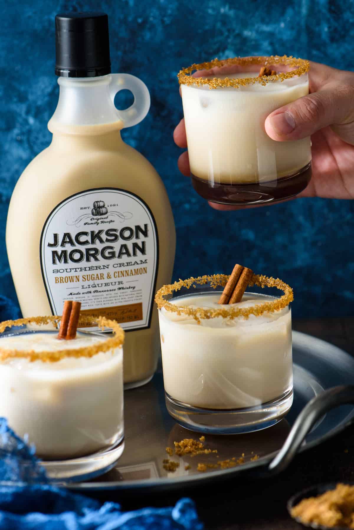 This Brown Sugar & Cinnamon White Russian is creamy and comforting. The combo of coffee liqueur, brown sugar and cinnamon southern cream, vodka and milk feels like a cocktail and dessert, all in one glass! | foxeslovelemons.com