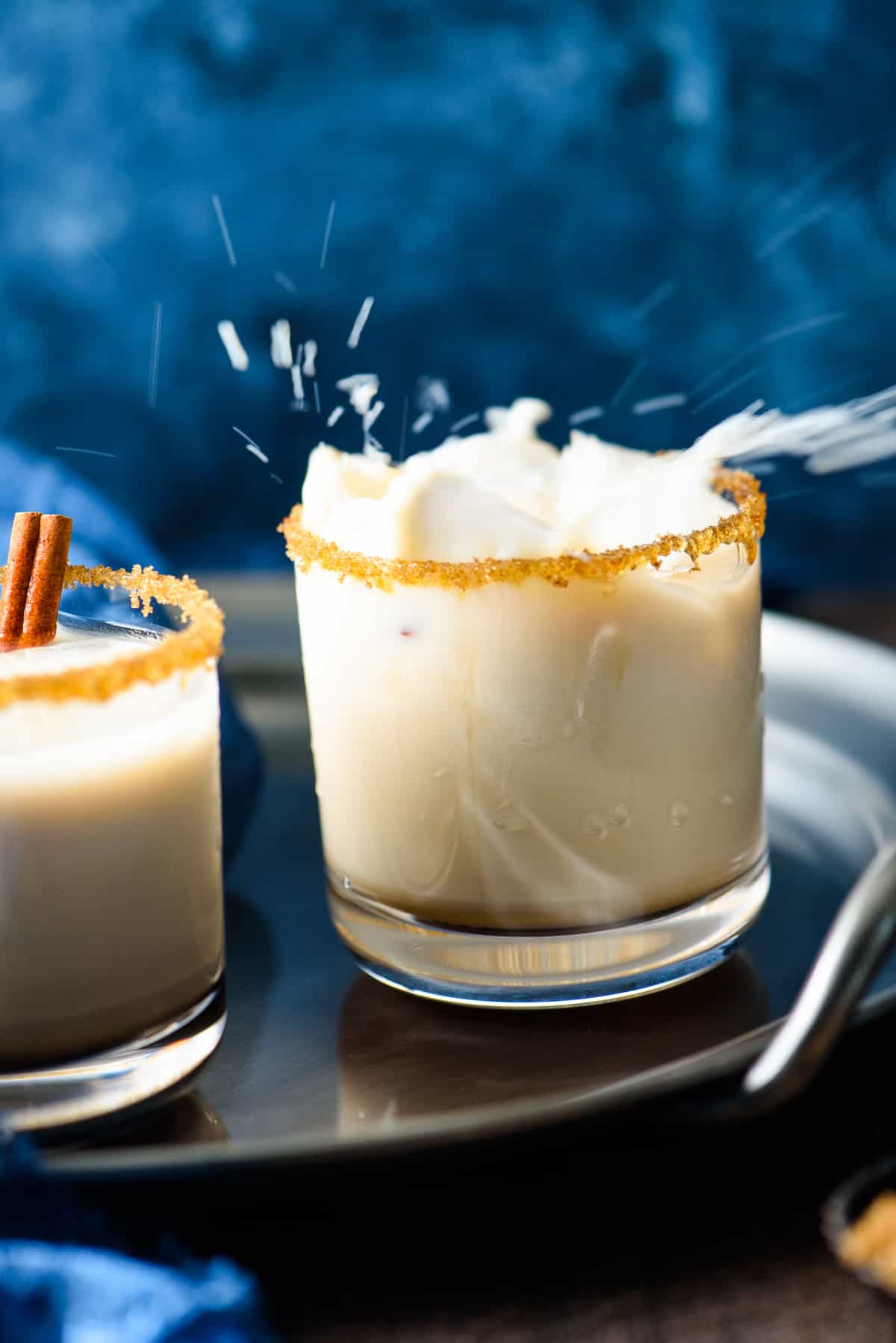 This Brown Sugar & Cinnamon White Russian is creamy and comforting. The combo of coffee liqueur, brown sugar and cinnamon southern cream, vodka and milk feels like a cocktail and dessert, all in one glass! | foxeslovelemons.com