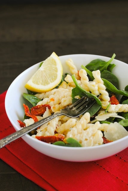 Creamy Lemon Pasta Salad with Spinach - A lightened-up workweek lunch that will get you through the afternoon! | foxeslovelemons.com