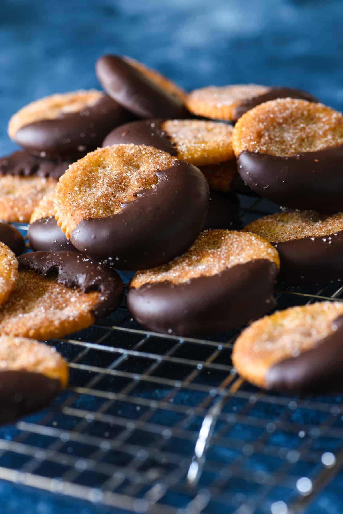 Easy Churro Cracker Snacks - With just 10 minutes and 5 ingredients, you can create this simple, delectable sweet treat! | foxeslovelemons.com