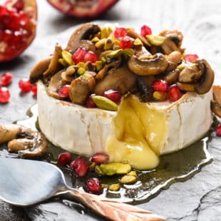 Holiday Baked Brie - 10 minutes prep + 6 ingredients = this last-minute appetizer that will wow a crowd! | foxeslovelemons.com