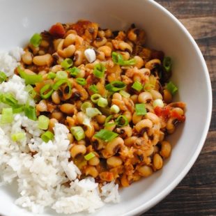 Hoppin' John for the New Year - Eating black-eyed peas on New Year's Day is said to show humility, thus inviting good fortune for the year ahead. | foxeslovelemons.com