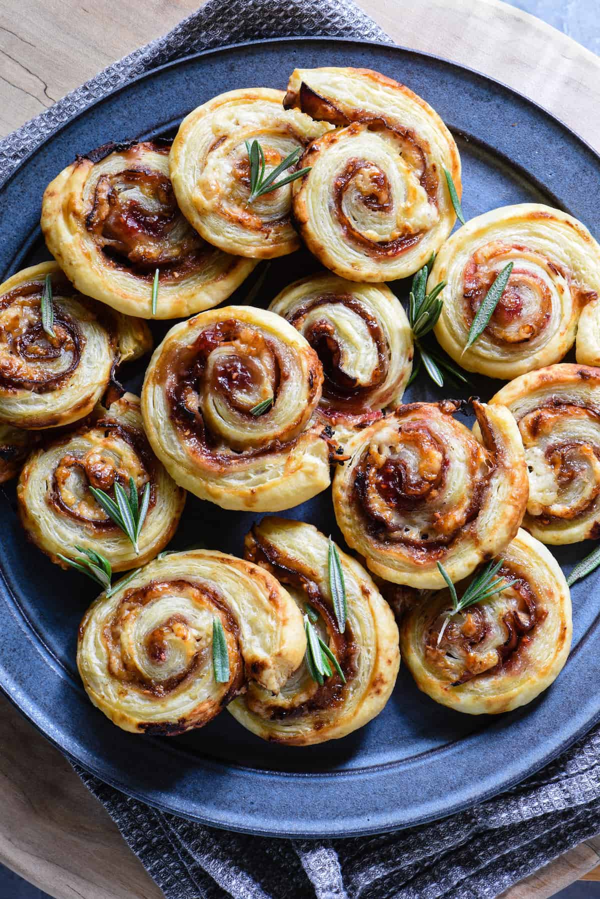 These sweet and savory Prosciutto & Cheese Pinwheels are made with just five ingredients. They're elegant without being fussy, and everybody will love them! | foxeslovelemons.com