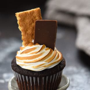 S'mores Cupcakes - These sweet treats have a triple dose of marshmallow flavor! | foxeslovelemons.com