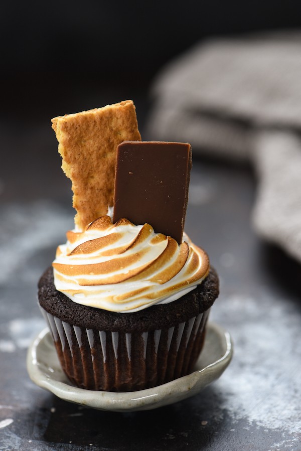 S'mores Cupcakes - These sweet treats have a triple dose of marshmallow flavor! | foxeslovelemons.com