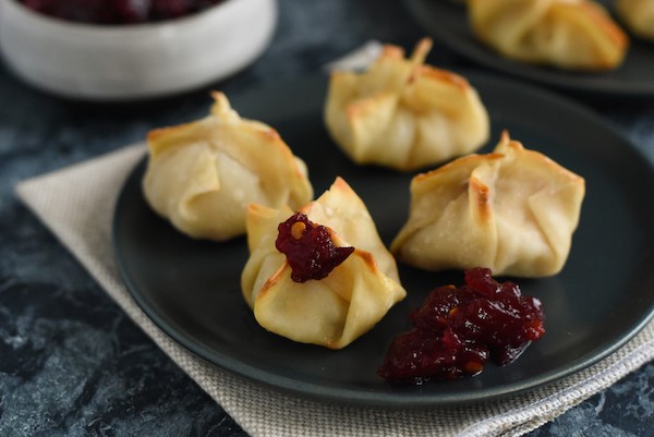 Thanksgiving Leftover Dumplings - Reinvent your leftover turkey, stuffing and cranberry sauce into this fun snack/appetizer! | foxeslovelemons.com