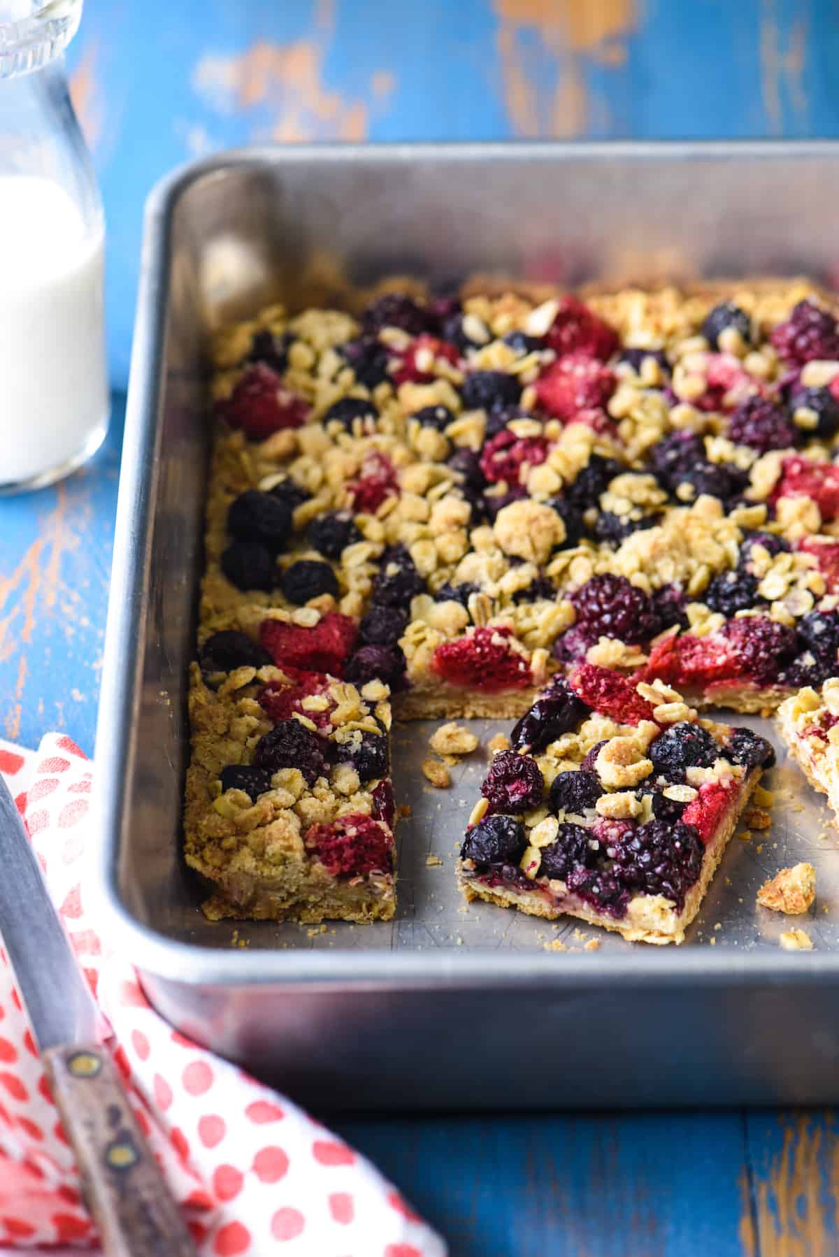 These Triple Berry Crisp Bars are the perfect way to celebrate summer's best fruit. They're perfect for a barbecue or picnic, because they can be made in advance, and travel well! | foxeslovelemons.com