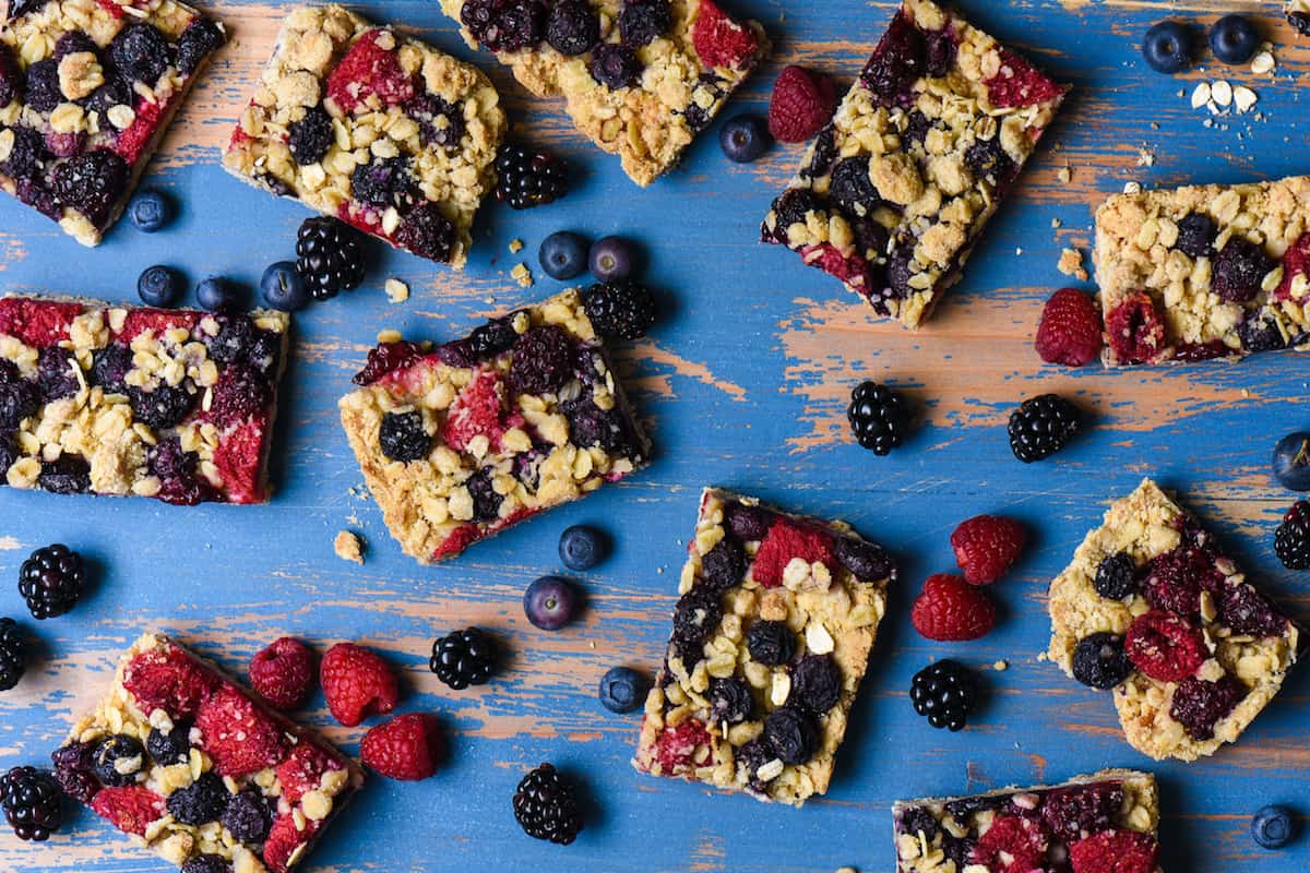 These Triple Berry Crisp Bars are the perfect way to celebrate summer's best fruit. They're perfect for a barbecue or picnic, because they can be made in advance, and travel well! | foxeslovelemons.com